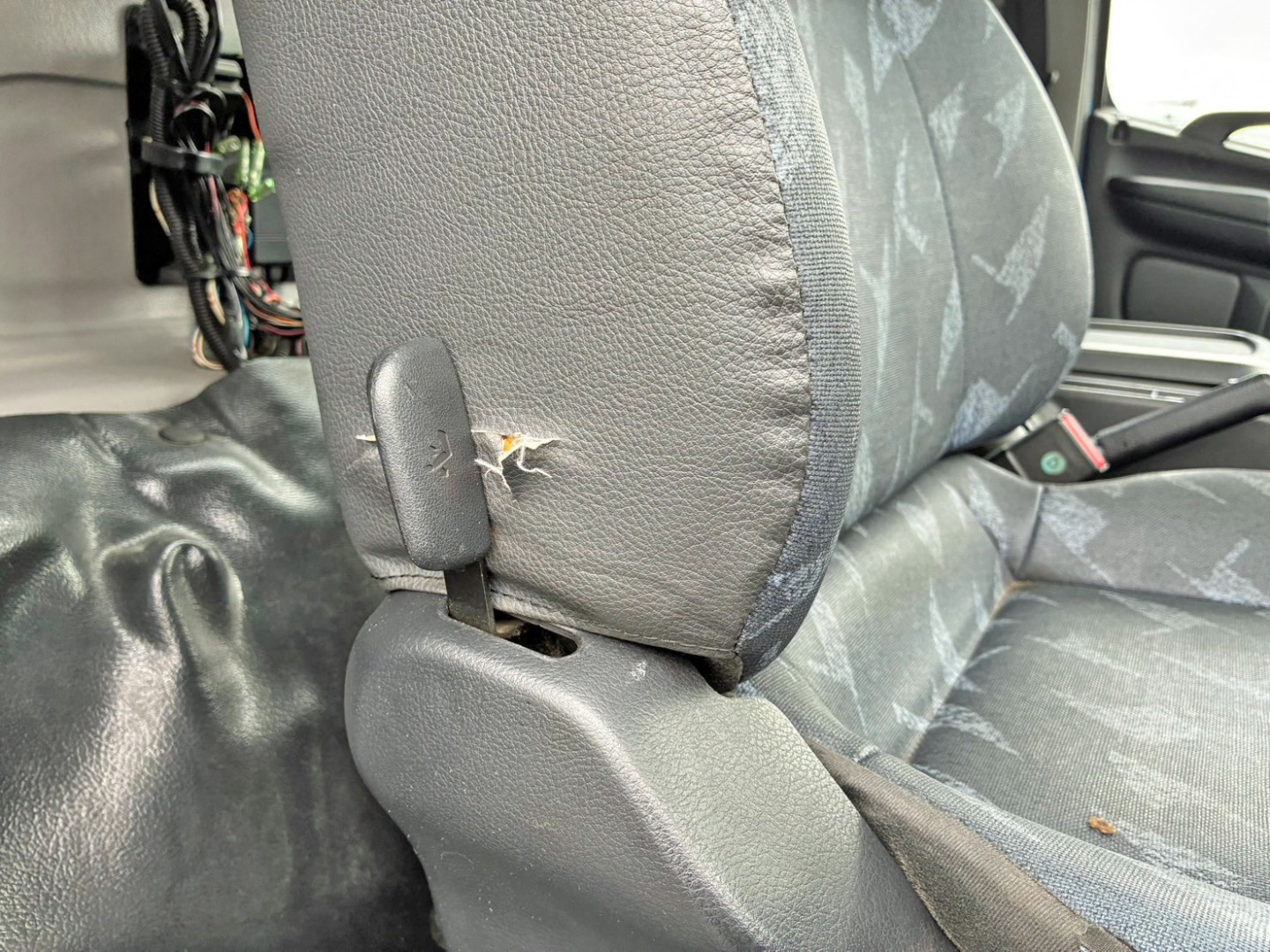 運転席背もたれに破れがあります。|日野 レンジャー QKG-FJ7JGAAの写真10