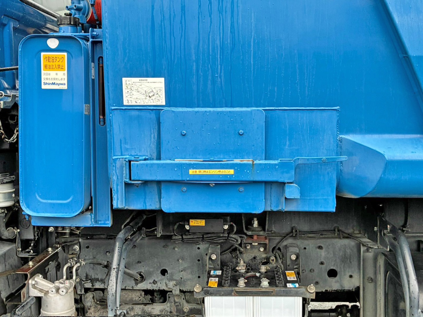 タンク助手席側前方に小窓が付いています。|日野 レンジャー QKG-FJ7JGAAの写真31
