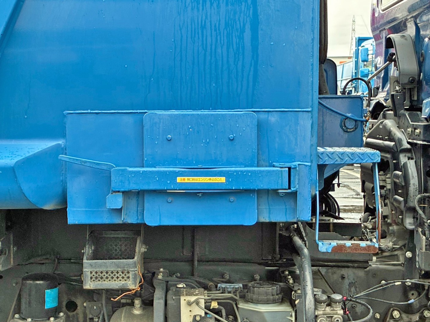 タンク運転席側前方に小窓が付いています。|日野 レンジャー QKG-FJ7JGAAの写真34
