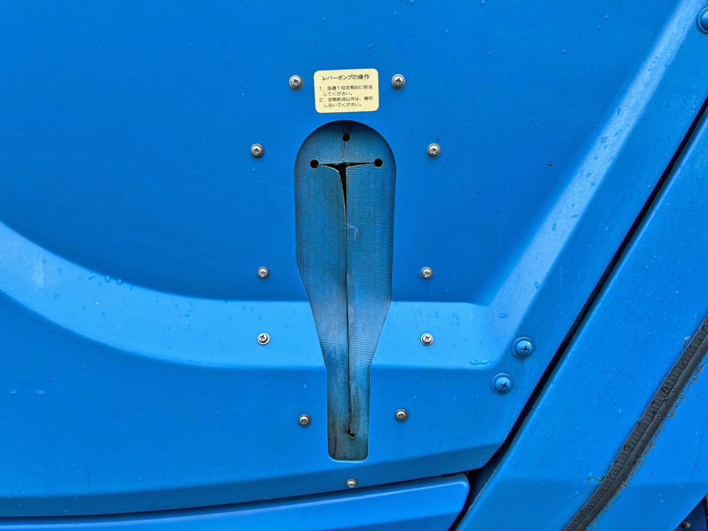 運転席側ホッパー側面にレバーポンプの操作レバーが付いています。|日野 レンジャー QKG-FJ7JGAAの写真36