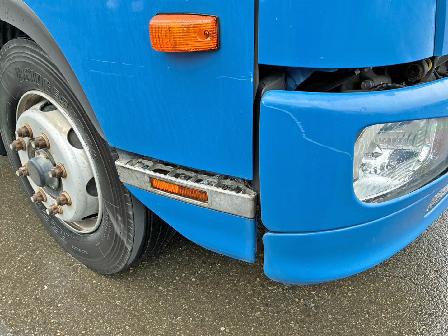 フロントバンパー運転席側 及び 運転席側ドアに引きキズがあります。|日野 レンジャー QKG-FJ7JGAAの写真38