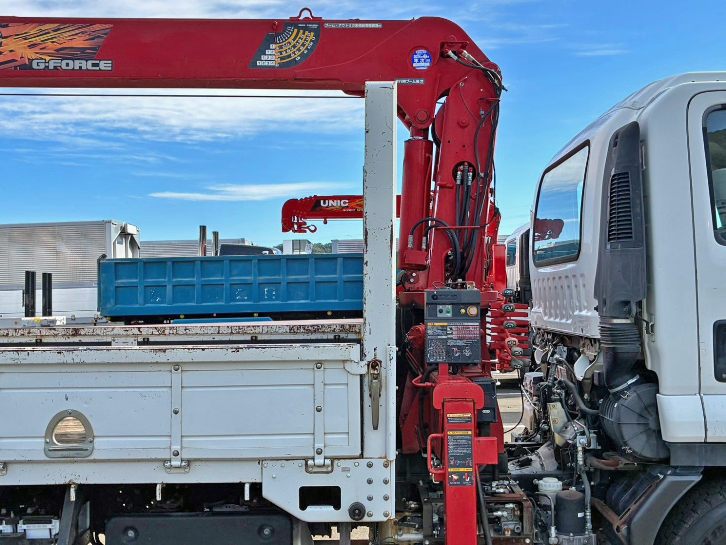 プロテクターは少々傾斜しています。(運転席側)|いすゞ フォワード 2PG-FRR90S1(2WD)の写真13