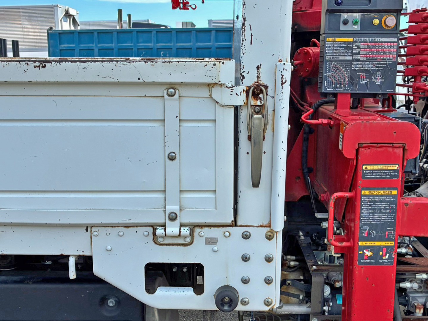 運転席側アオリ前方にスキマがあります。|いすゞ フォワード 2PG-FRR90S1(2WD)の写真15