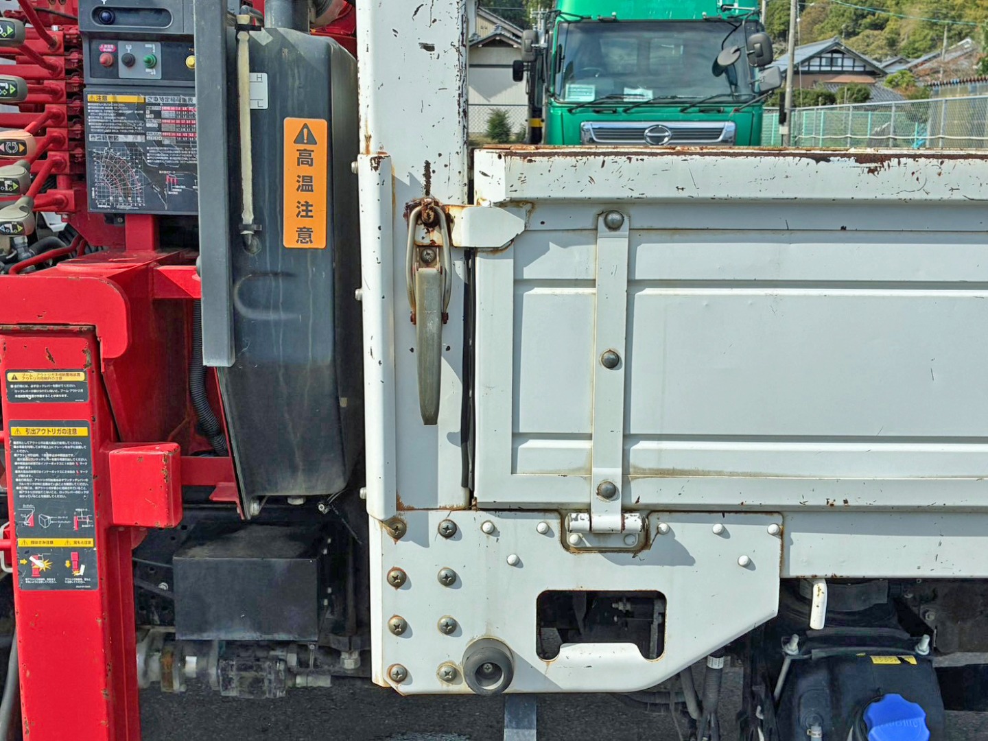 助手席側アオリ前方にスキマがあります。|いすゞ フォワード 2PG-FRR90S1(2WD)の写真16