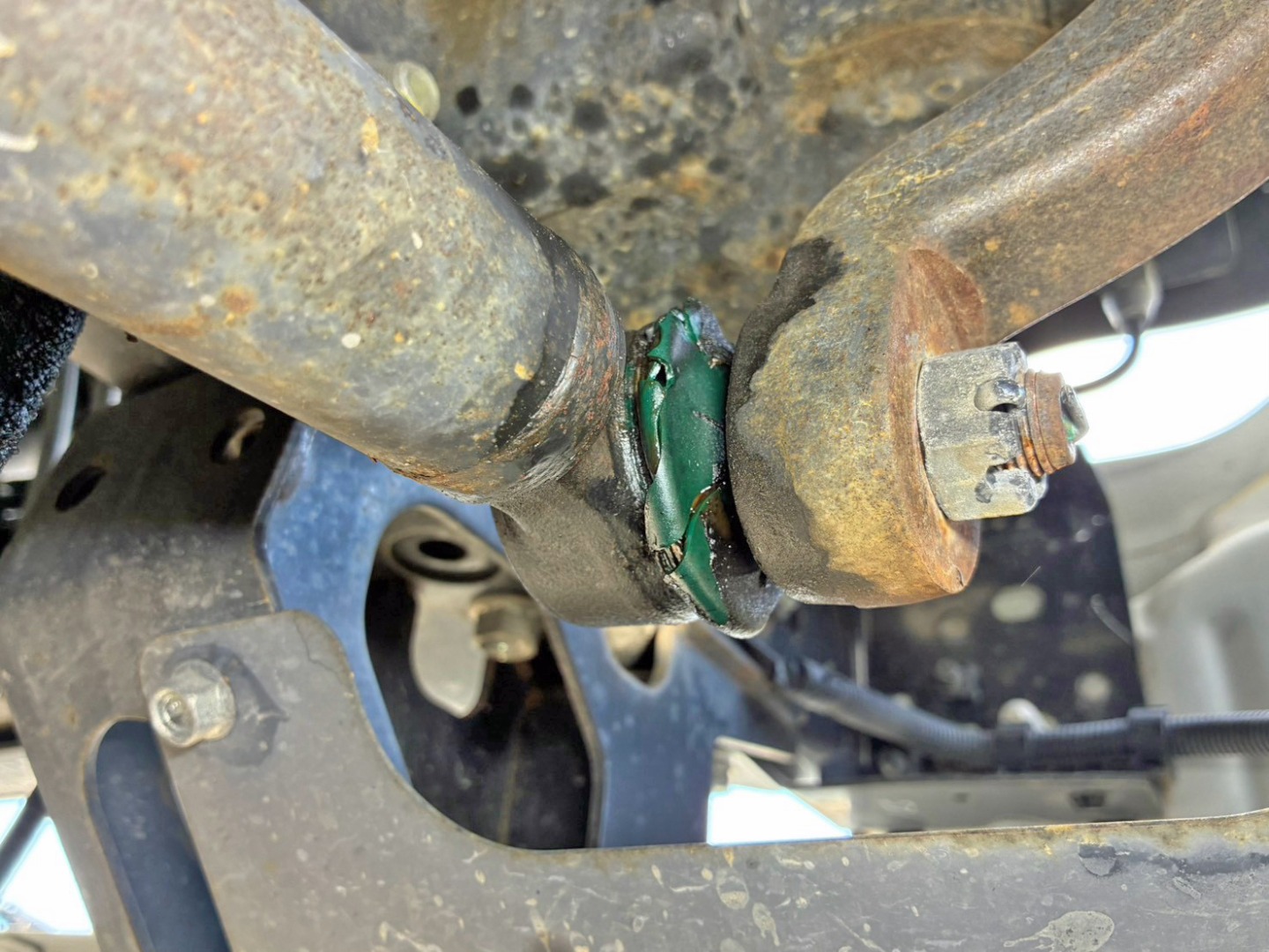 ドラックリンク前方のブーツに亀裂があります。|いすゞ フォワード 2PG-FRR90S1(2WD)の写真18