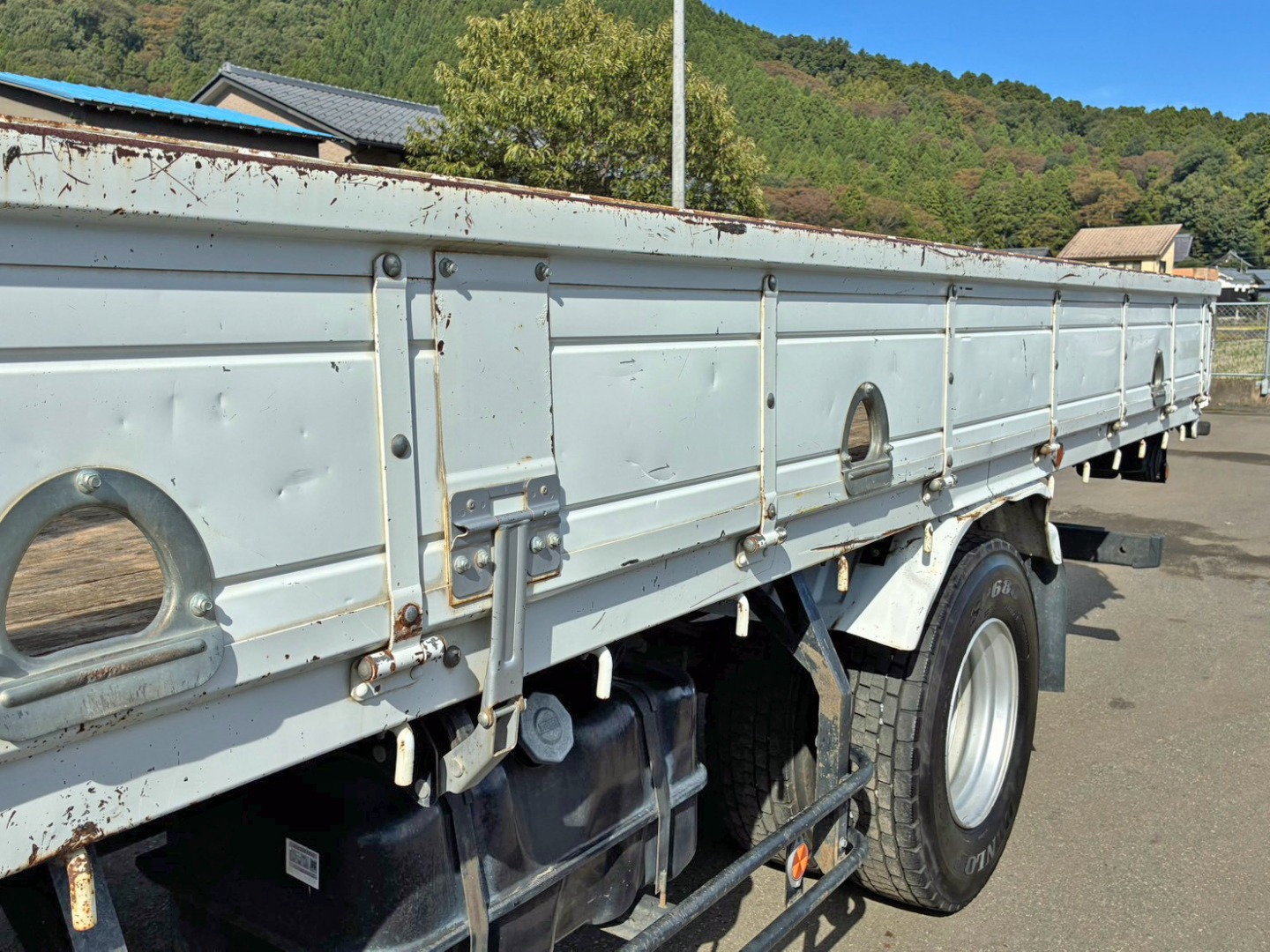 助手席側アオリの所々にキズ・ヘコミがあります。|いすゞ フォワード 2PG-FRR90S1(2WD)の写真26