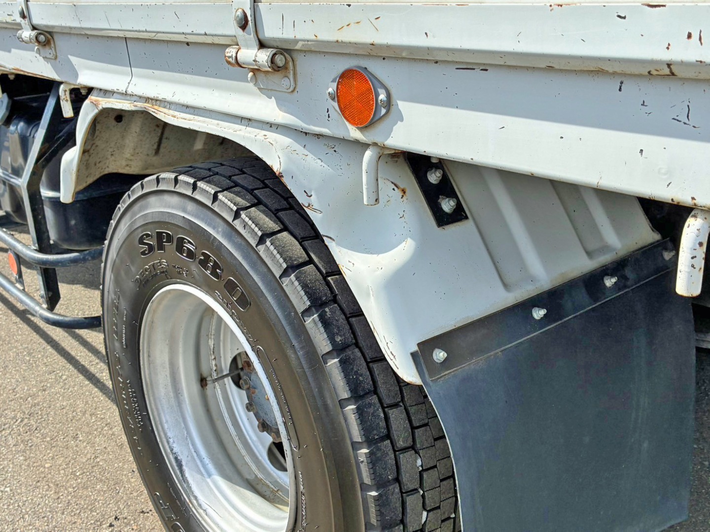 助手席側リヤフェンダー後方にキズ・ヘコミがあります。|いすゞ フォワード 2PG-FRR90S1(2WD)の写真28
