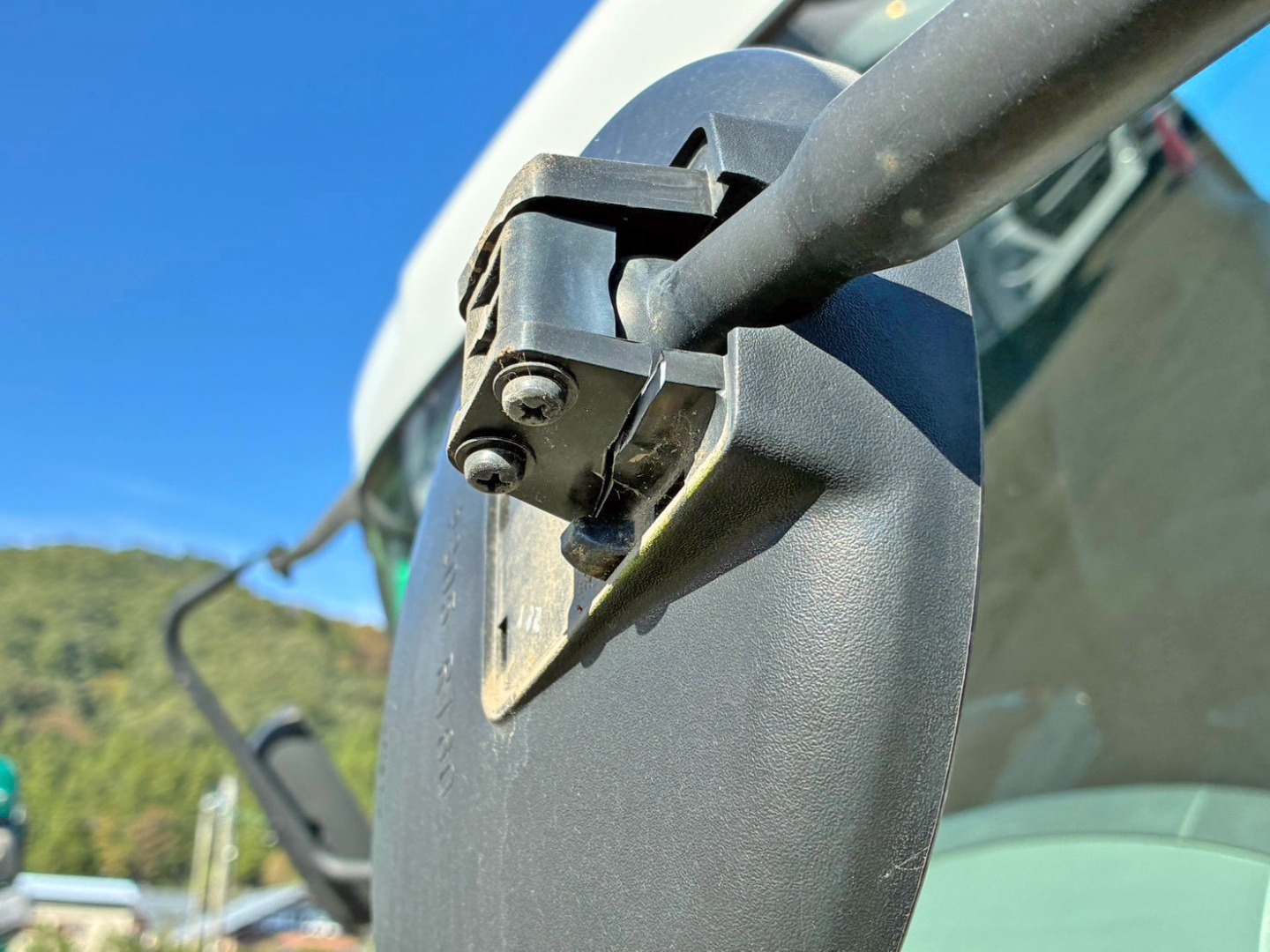 フロントアンダーミラー取付部に割れがあります。|いすゞ フォワード 2PG-FRR90S1(2WD)の写真37