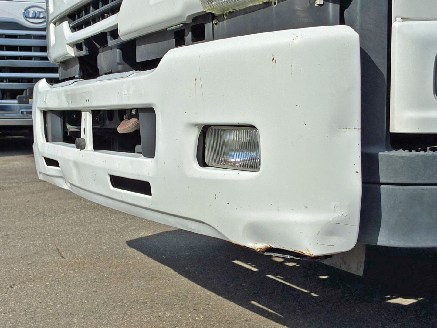 フロントバンパー助手席側にヘコミがあります。|いすゞ フォワード 2PG-FRR90S1(2WD)の写真38