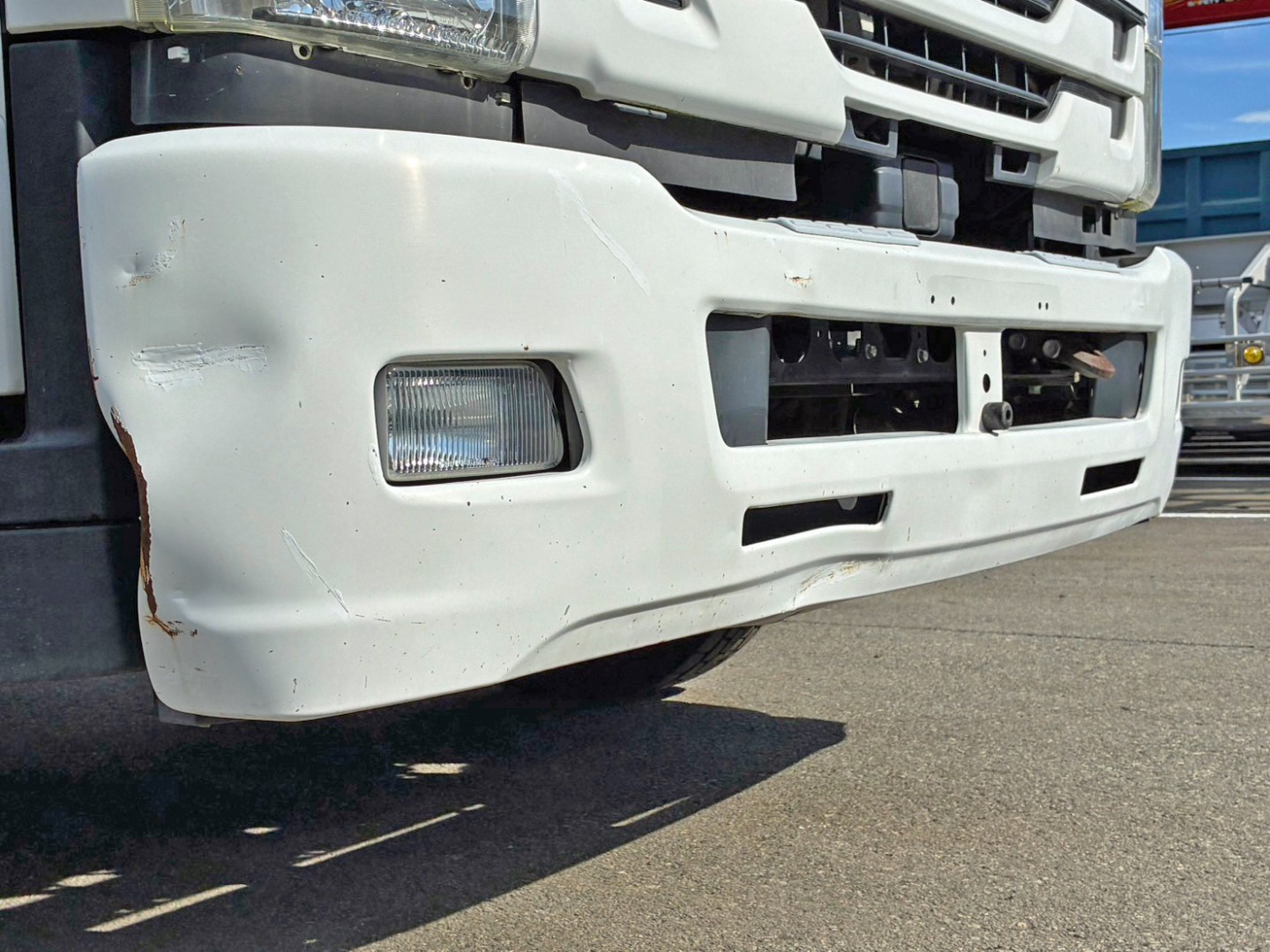 フロントバンパー運転席側にヘコミがあります。|いすゞ フォワード 2PG-FRR90S1(2WD)の写真39