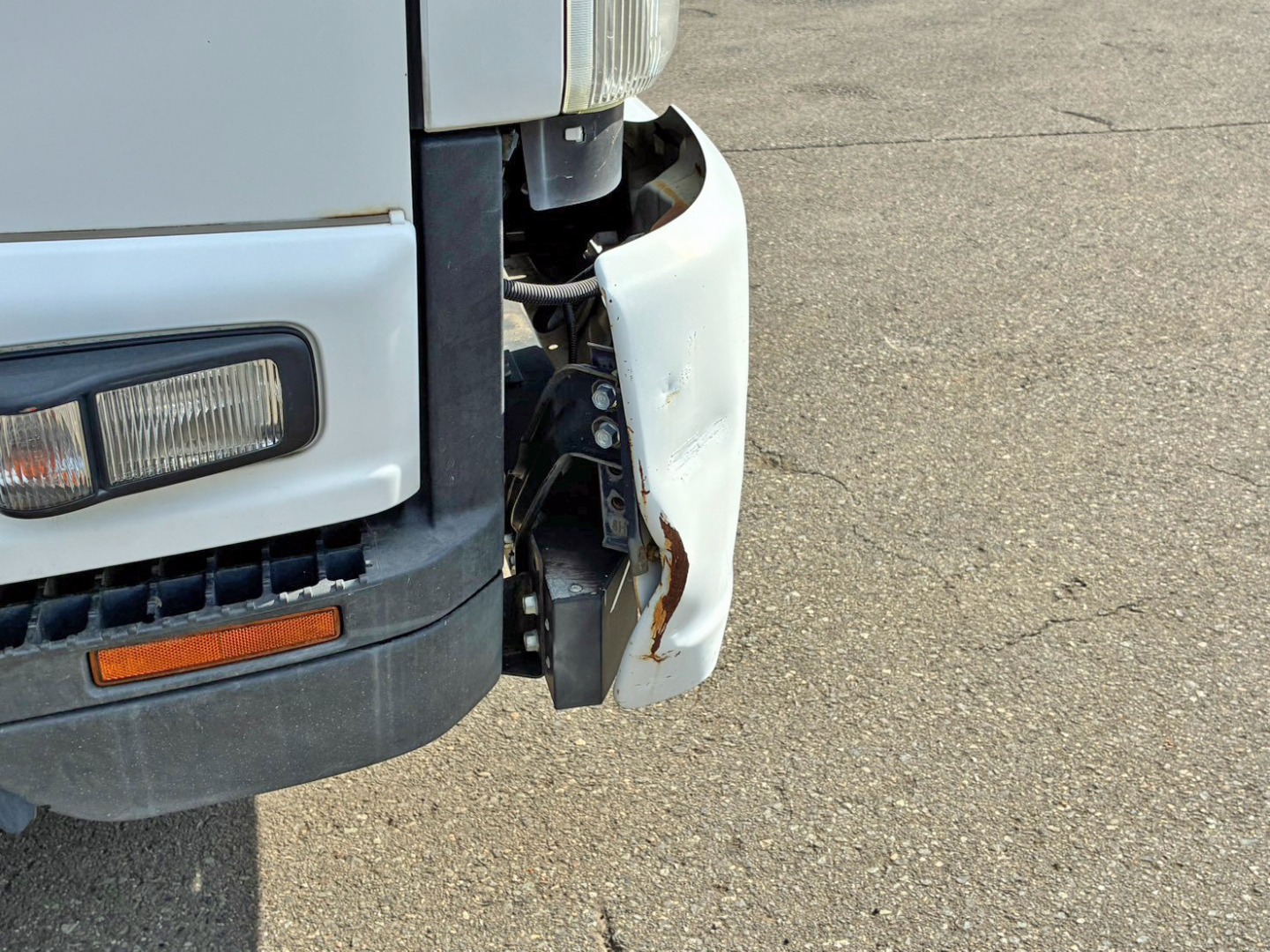 フロントバンパー運転席側端にヘコミ・サビがあります。|いすゞ フォワード 2PG-FRR90S1(2WD)の写真40