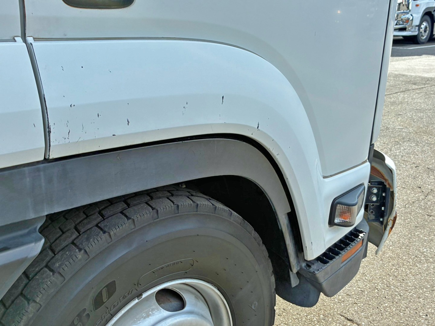 運転席側ガーニッシュに小キズがあります。|いすゞ フォワード 2PG-FRR90S1(2WD)の写真41