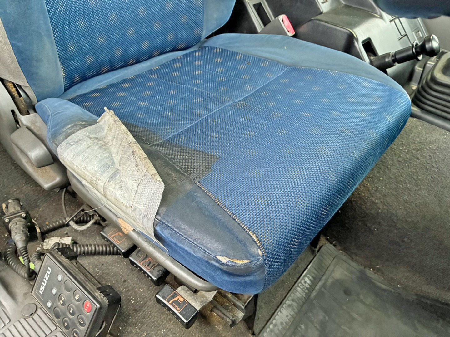 運転席座面にヘタリ・破れがあります。|いすゞ ギガ LKG-CYJ77Aの写真8