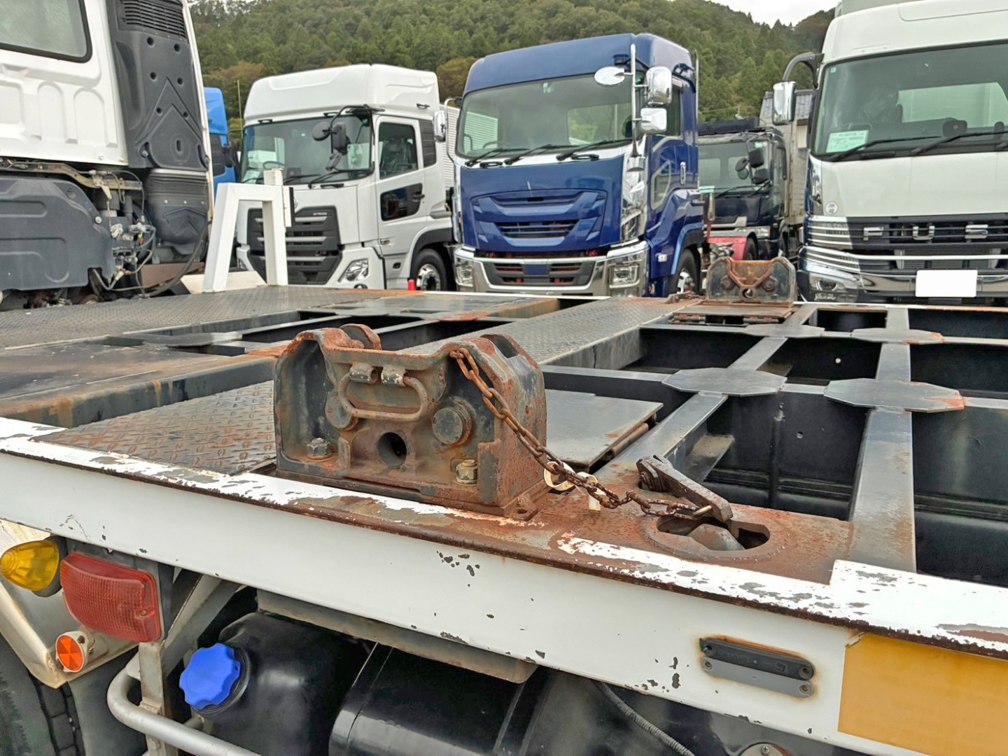 前方の緊締装置の状態です。(格納式)|いすゞ ギガ LKG-CYJ77Aの写真12