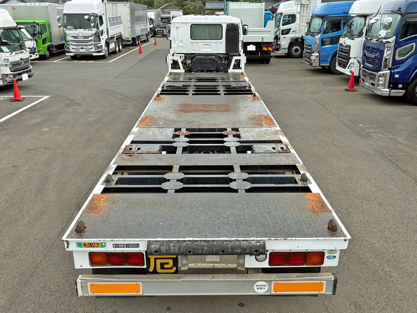 海上コンテナ用のツイストロックを設置した状態です。|いすゞ ギガ LKG-CYJ77Aの写真15