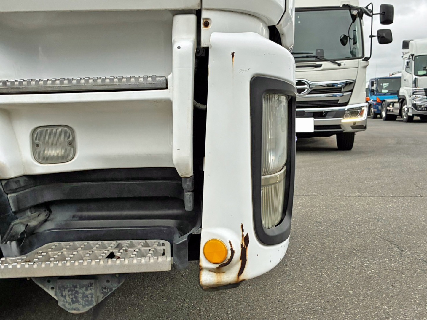 フロントバンパー運転席側カバー欠品しています。|いすゞ ギガ LKG-CYJ77Aの写真35