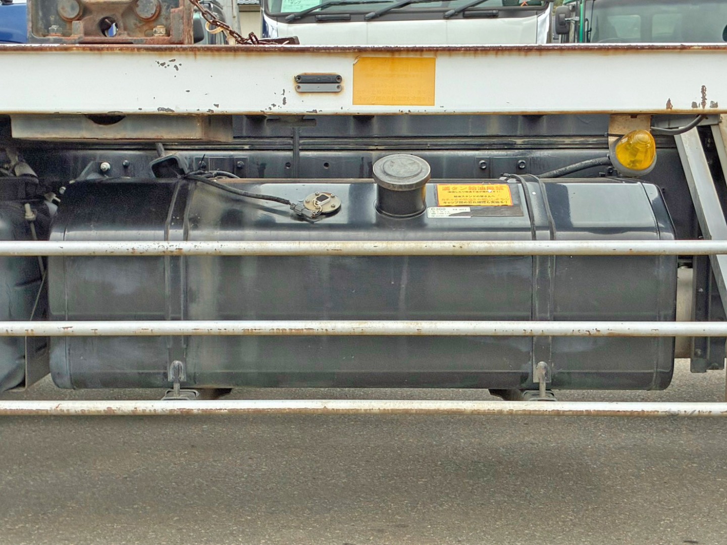 燃料タンクは300Lです。|いすゞ ギガ LKG-CYJ77Aの写真42