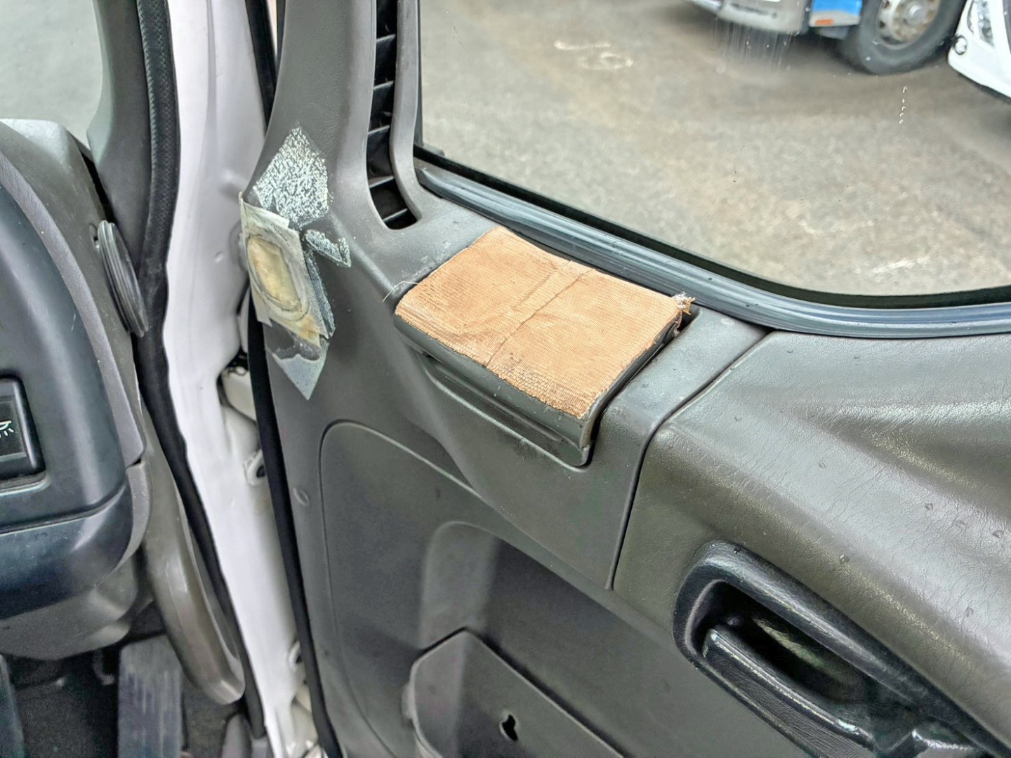 運転席側ドアの灰皿フタが外れています。|いすゞ ギガ LKG-CYJ77Aの写真45