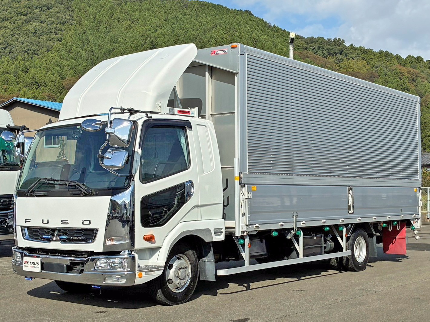 フロント周り、メッキパーツで飾っています。|三菱 ファイター 2KG-FK62F(2WD)の写真1