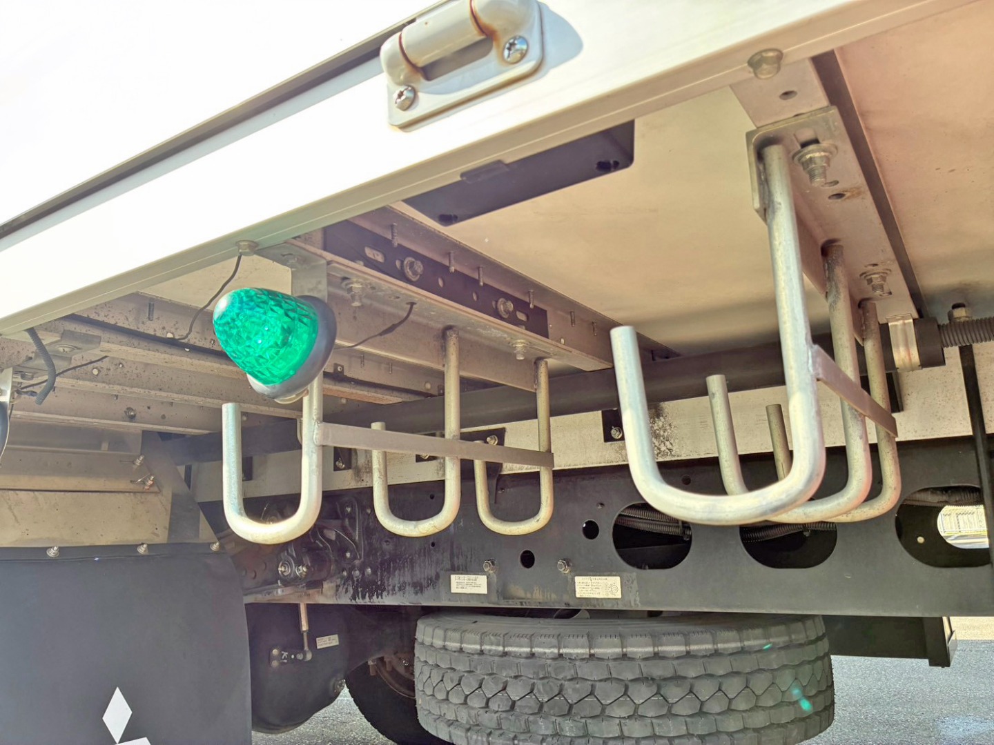シャーシとネタの状態です。(縦ネタ・横ネタはアルミ製です)|三菱 ファイター 2KG-FK62F(2WD)の写真6