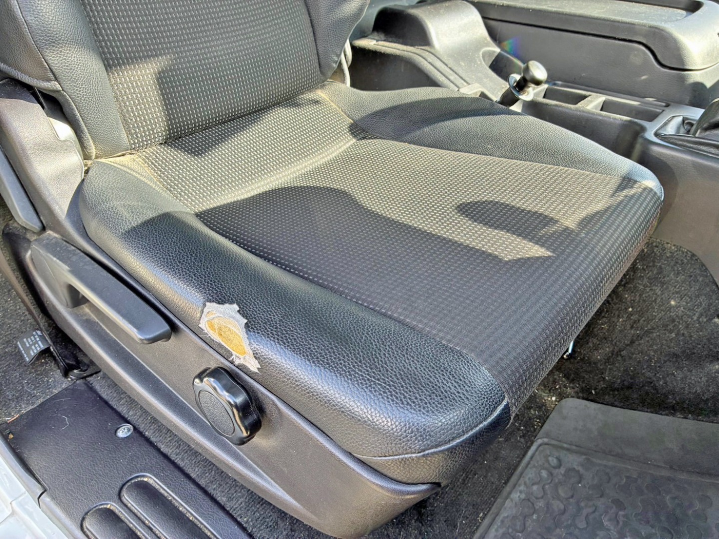 運転席座面にヘタリ・破れがあります。|三菱 ファイター 2KG-FK62F(2WD)の写真8