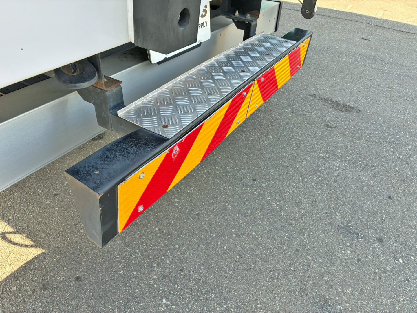 リヤステップ助手席側に歪みがあります。|三菱 ファイター 2KG-FK62F(2WD)の写真14