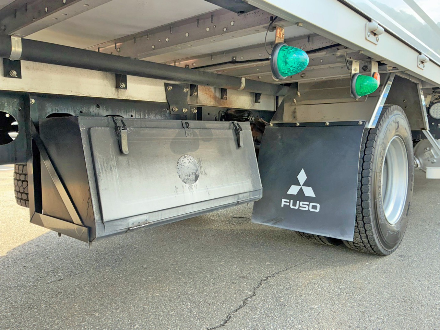 ボディー運転席側後方に工具箱が付いています。|三菱 ファイター 2KG-FK62F(2WD)の写真15