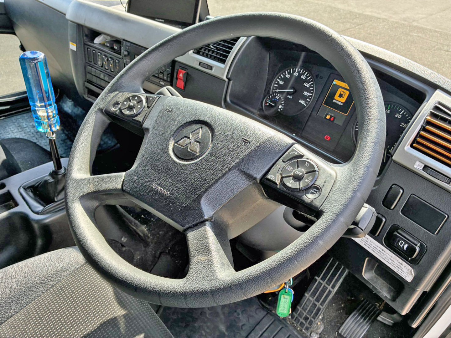 ハンドルグリップにカバー跡が付いています。|三菱 ファイター 2KG-FK62F(2WD)の写真21