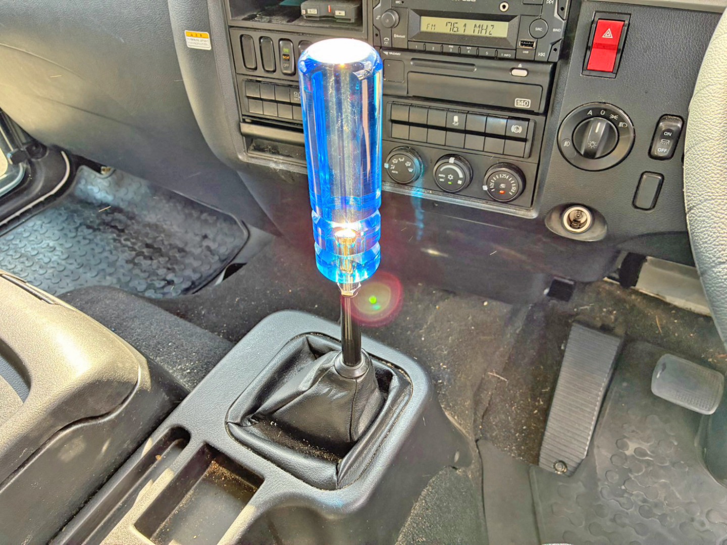 マニュアル6速です。(シフトノブは社外品です)|三菱 ファイター 2KG-FK62F(2WD)の写真22
