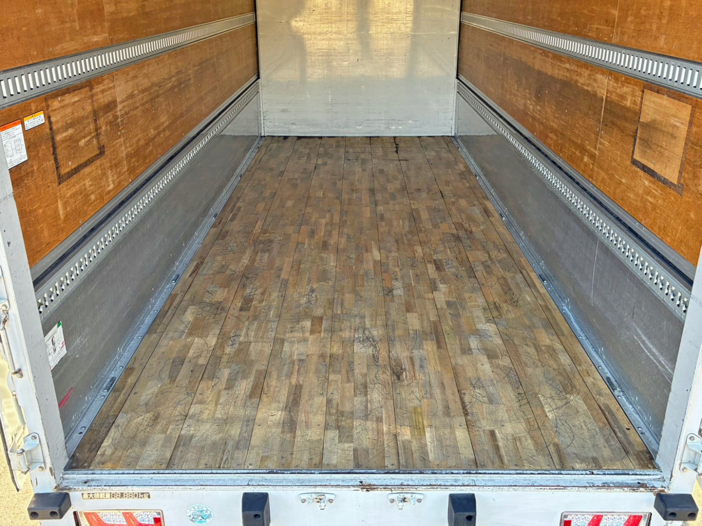 床は板張りです。|いすゞ フォワード 2RG-FRR90S2(2WD)の写真15