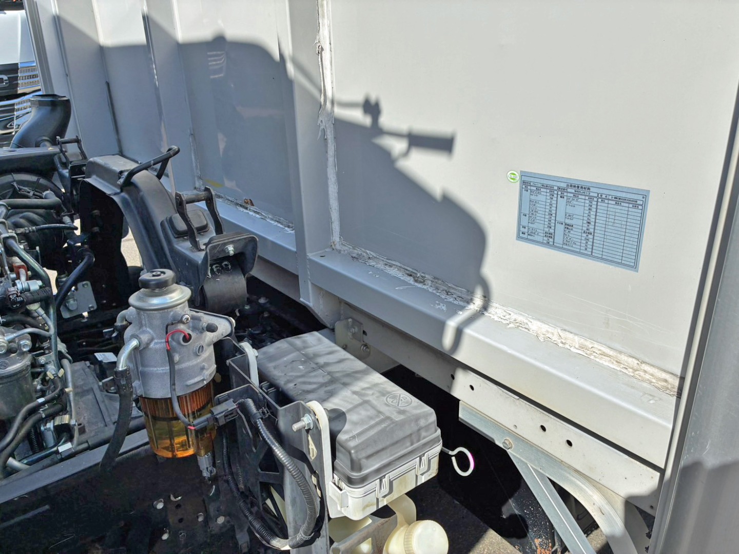 前壁下部にコーキング補修跡があります。(助手席側)|いすゞ フォワード 2RG-FRR90S2(2WD)の写真20