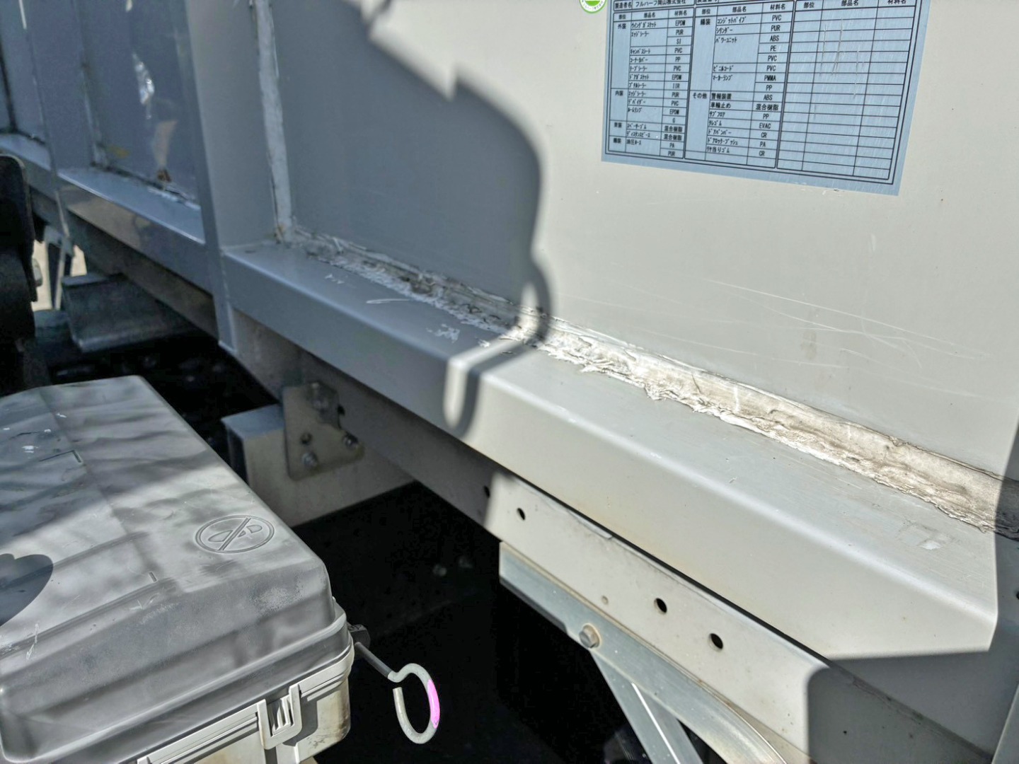 前壁下部にコーキング補修跡があります。(助手席側)|いすゞ フォワード 2RG-FRR90S2(2WD)の写真21