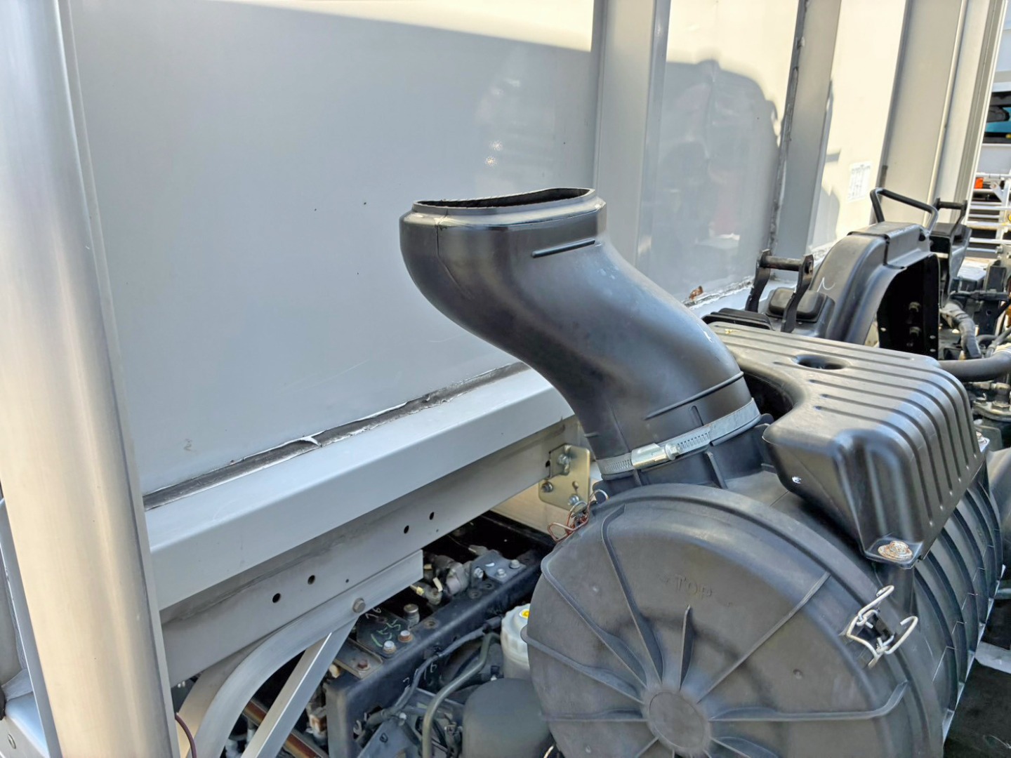 前壁下部にコーキング補修跡があります。(運転席側)|いすゞ フォワード 2RG-FRR90S2(2WD)の写真23