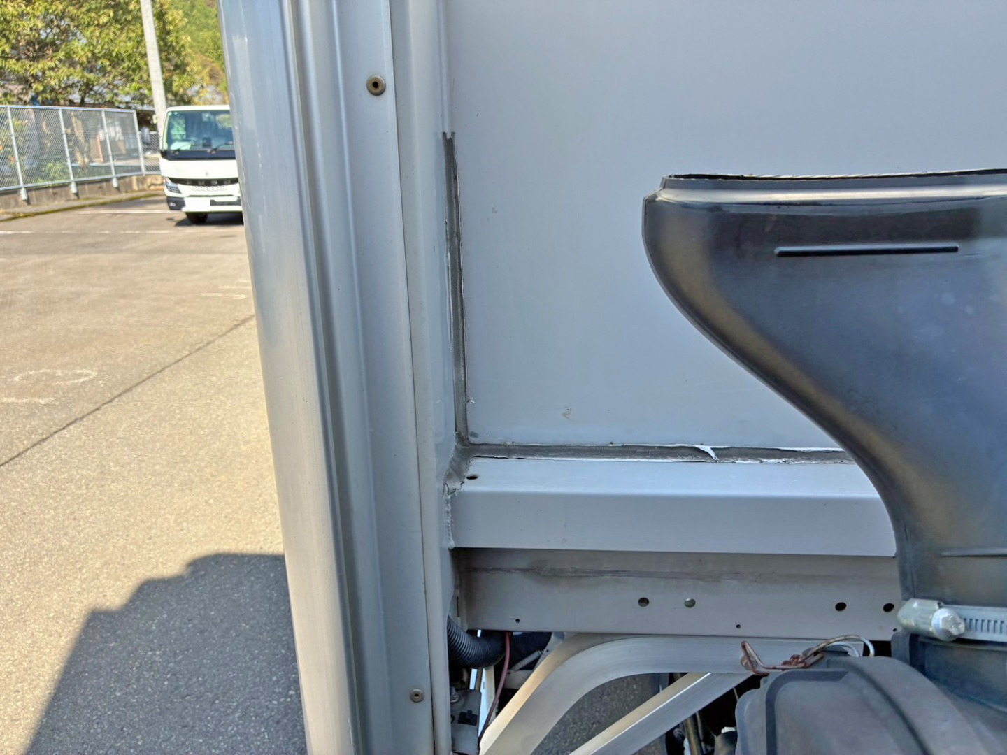 前壁下部にコーキング補修跡があります。(運転席側)|いすゞ フォワード 2RG-FRR90S2(2WD)の写真24