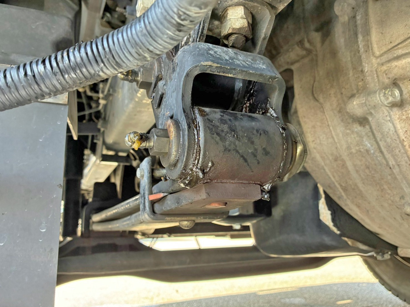 前軸助手席側後方のシャックルブラケットは交換しています。|いすゞ フォワード 2RG-FRR90S2(2WD)の写真25