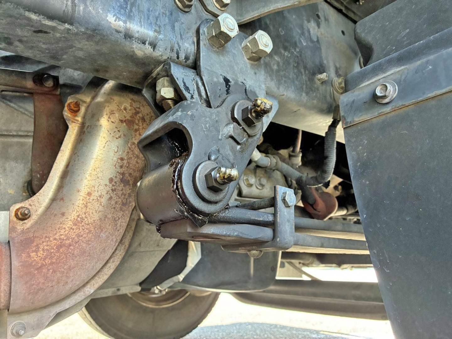 前軸運転席側後方のシャックルブラケットは交換しています。|いすゞ フォワード 2RG-FRR90S2(2WD)の写真26