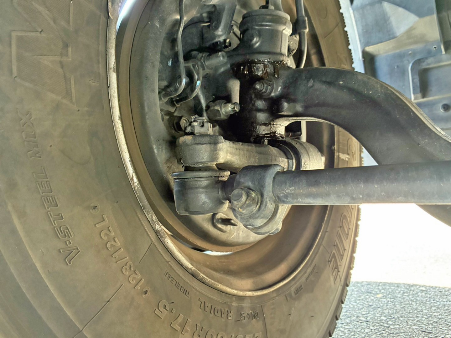 助手席側タイロッドブーツに破れがあります。|いすゞ フォワード 2RG-FRR90S2(2WD)の写真27