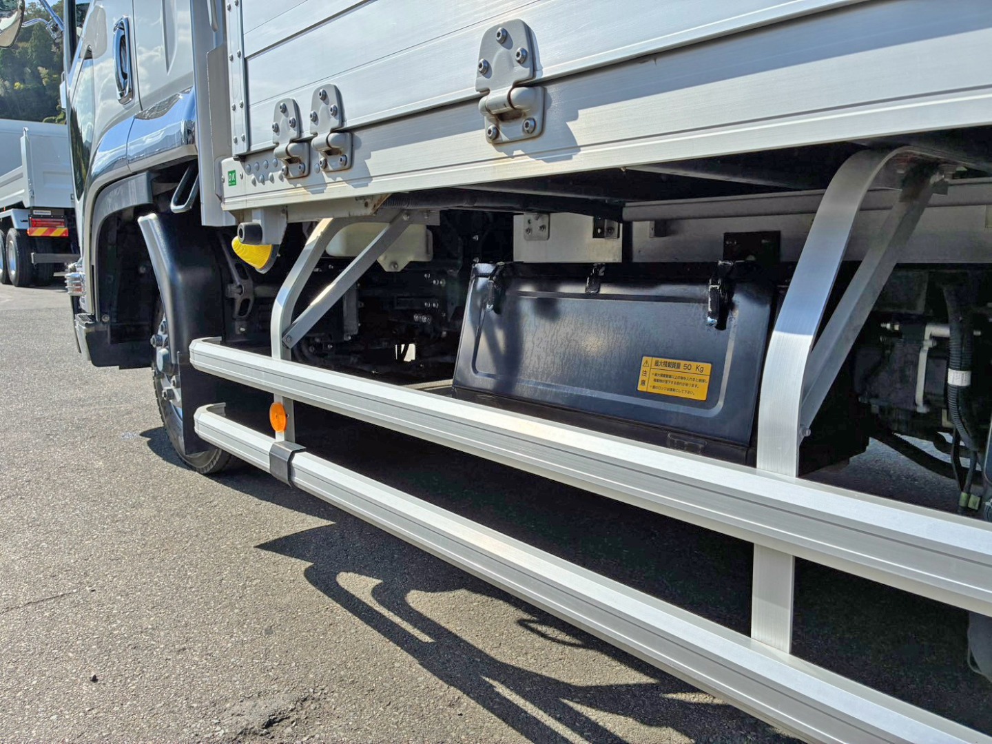 ボディー助手席側前方に工具箱が付いています。|いすゞ フォワード 2RG-FRR90S2(2WD)の写真29