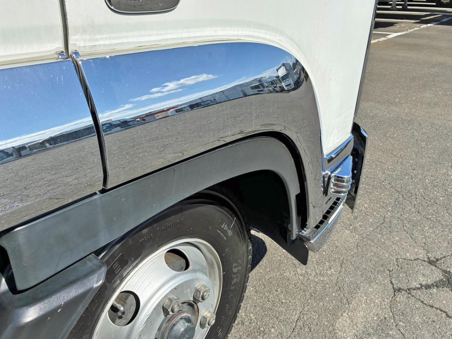 運転席側ガーニッシュにガタがあります。|いすゞ フォワード 2RG-FRR90S2(2WD)の写真36