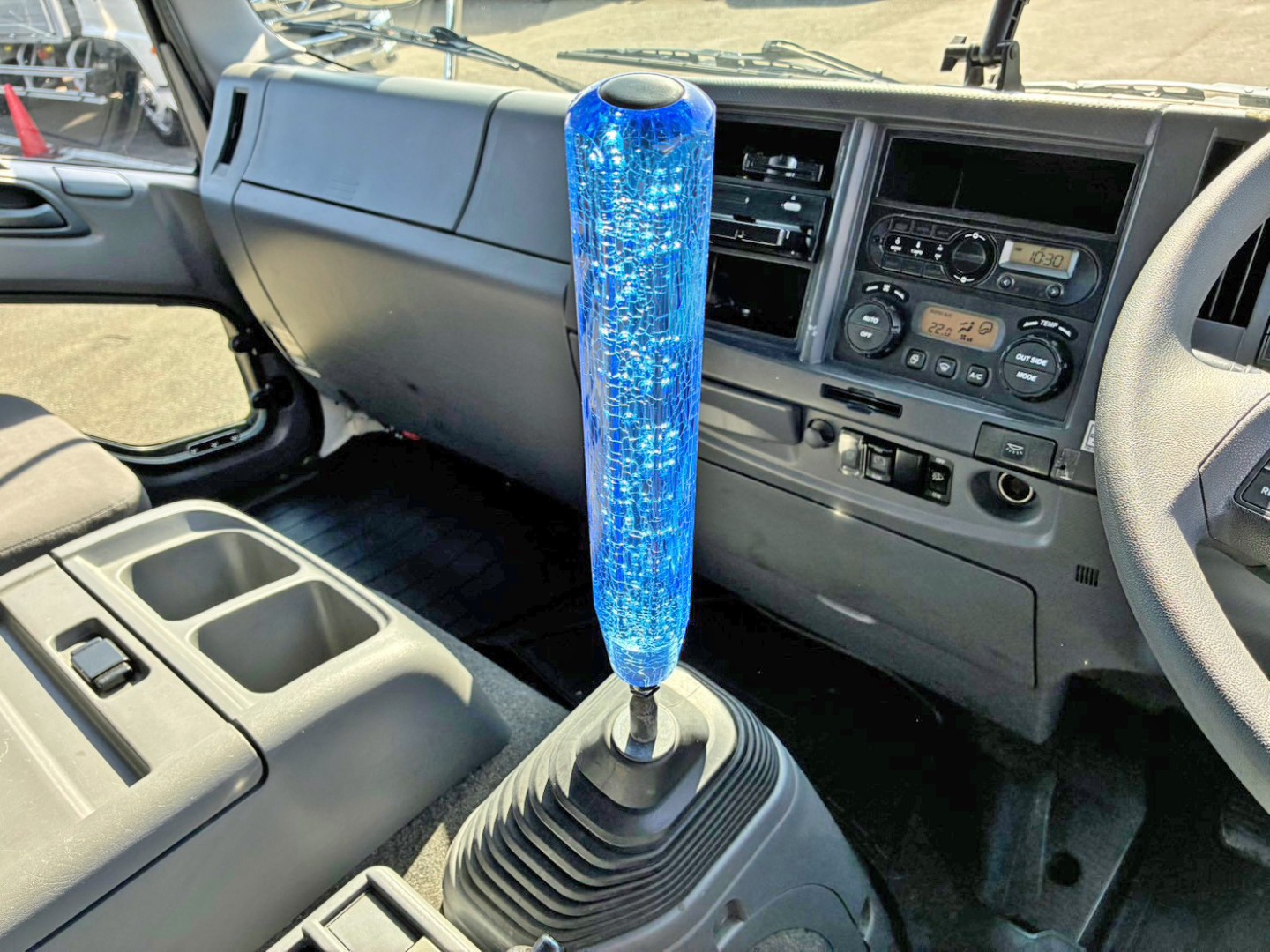 マニュアル6速です。(シフトノブは社外品です)|いすゞ フォワード 2RG-FRR90S2(2WD)の写真41