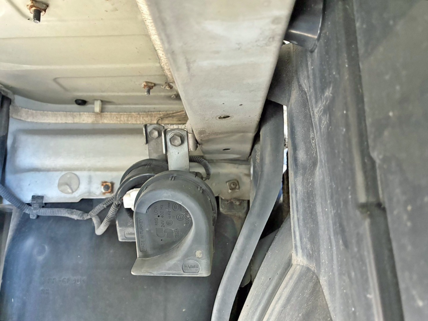 運転席側フロアメンバーにヘコミがあります。|いすゞ フォワード 2RG-FRR90S2(2WD)の写真45