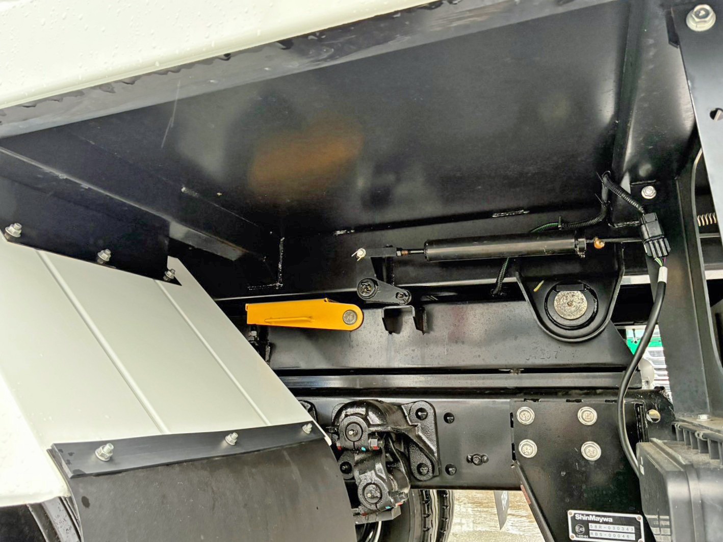 シャーシとネタの状態です。(縦ネタ・横ネタは鉄製です)|三菱 ファイター 2KG-FK62F(2WD)の写真6
