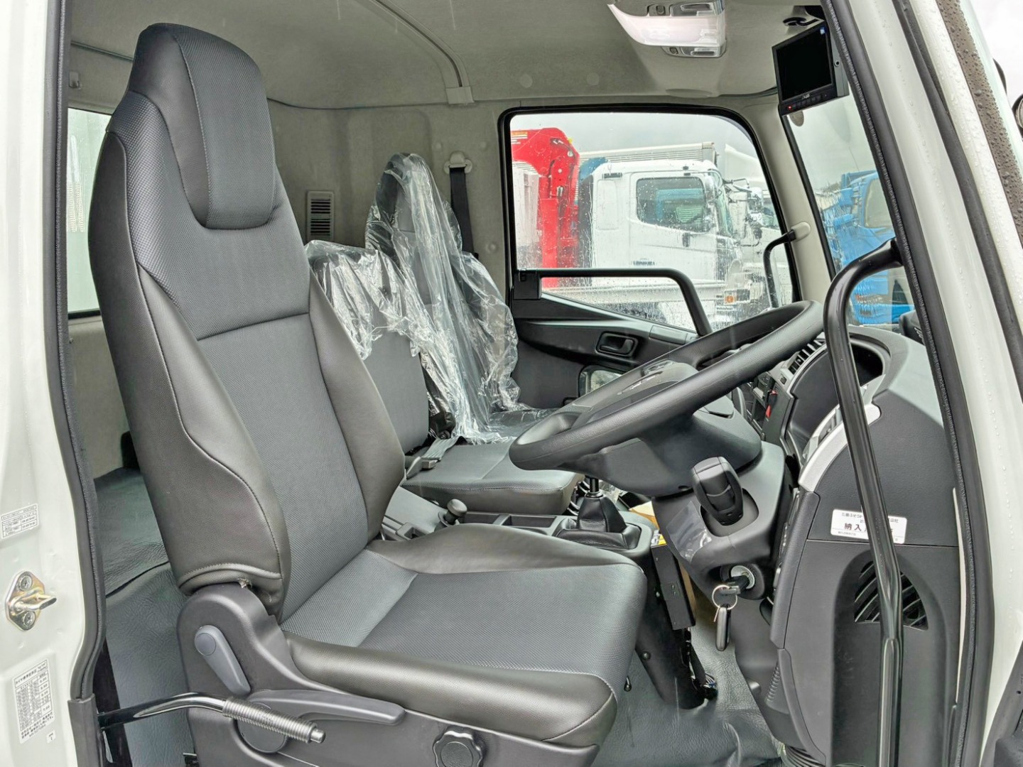 乗車定員は3名です。|三菱 ファイター 2KG-FK62F(2WD)の写真7