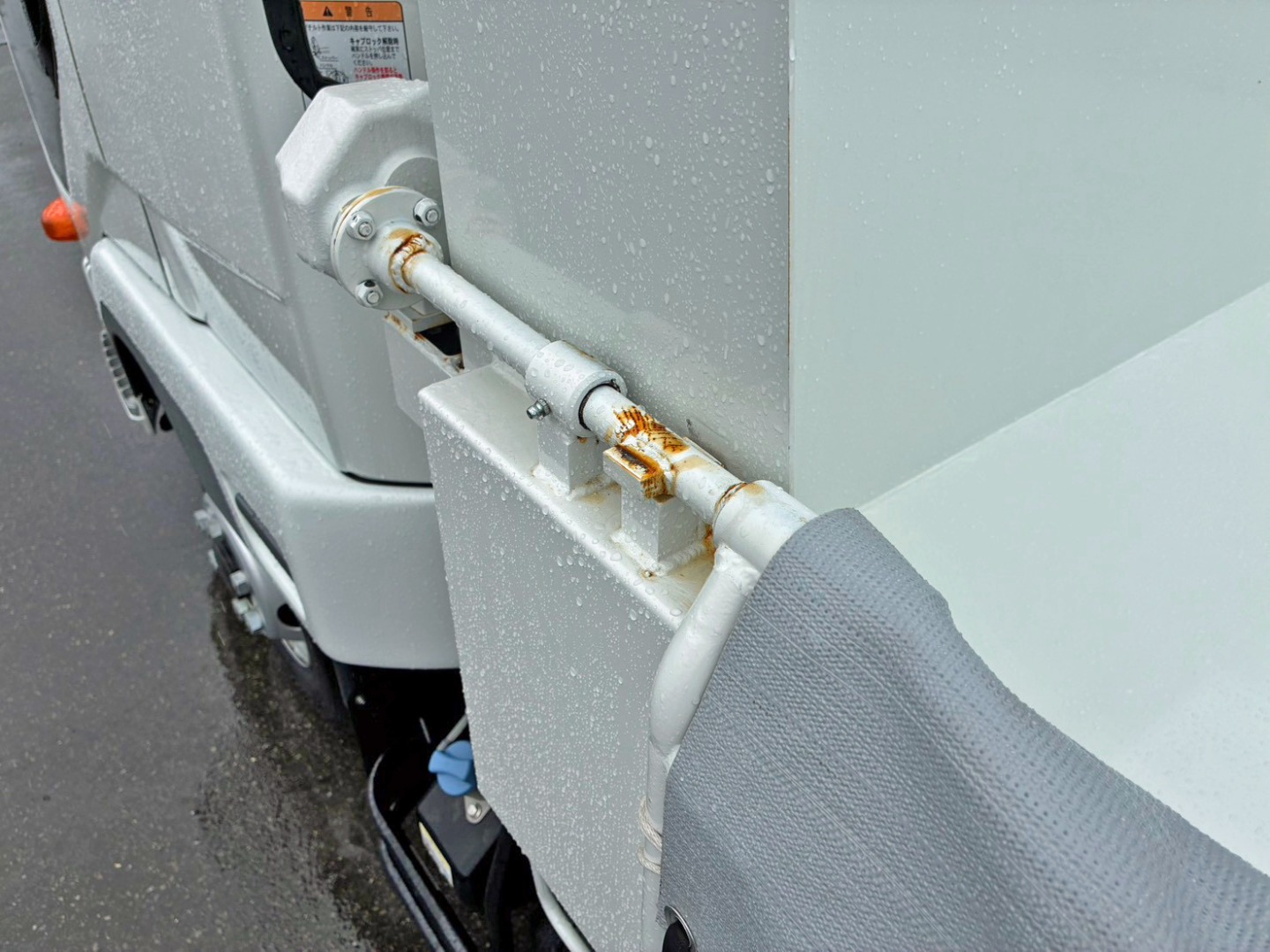 助手席側コボレーンステーにストッパーが付いています。|三菱 ファイター 2KG-FK62F(2WD)の写真12