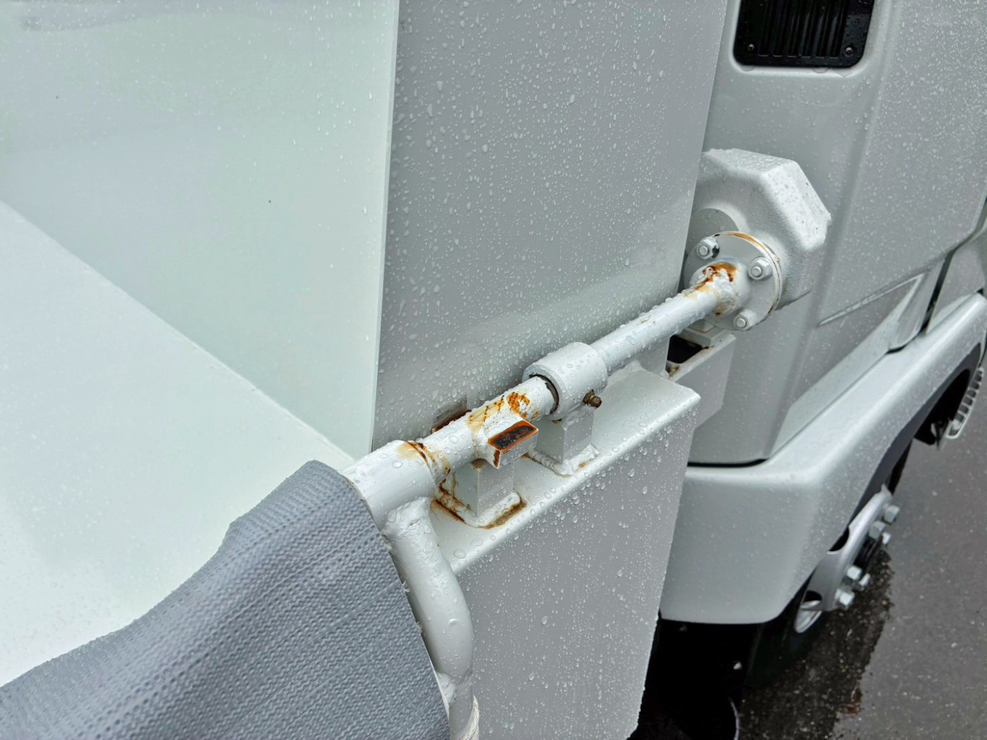 運転席側コボレーンステーにストッパーが付いています。|三菱 ファイター 2KG-FK62F(2WD)の写真13