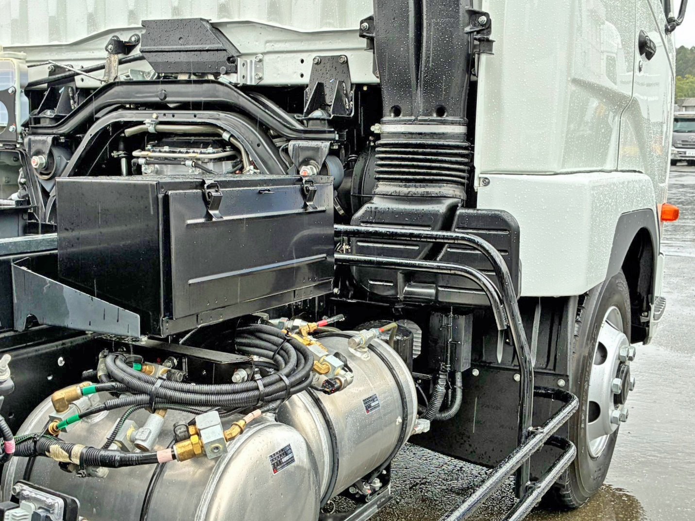 運転席側に工具箱が付いています。|三菱 ファイター 2KG-FK62F(2WD)の写真18