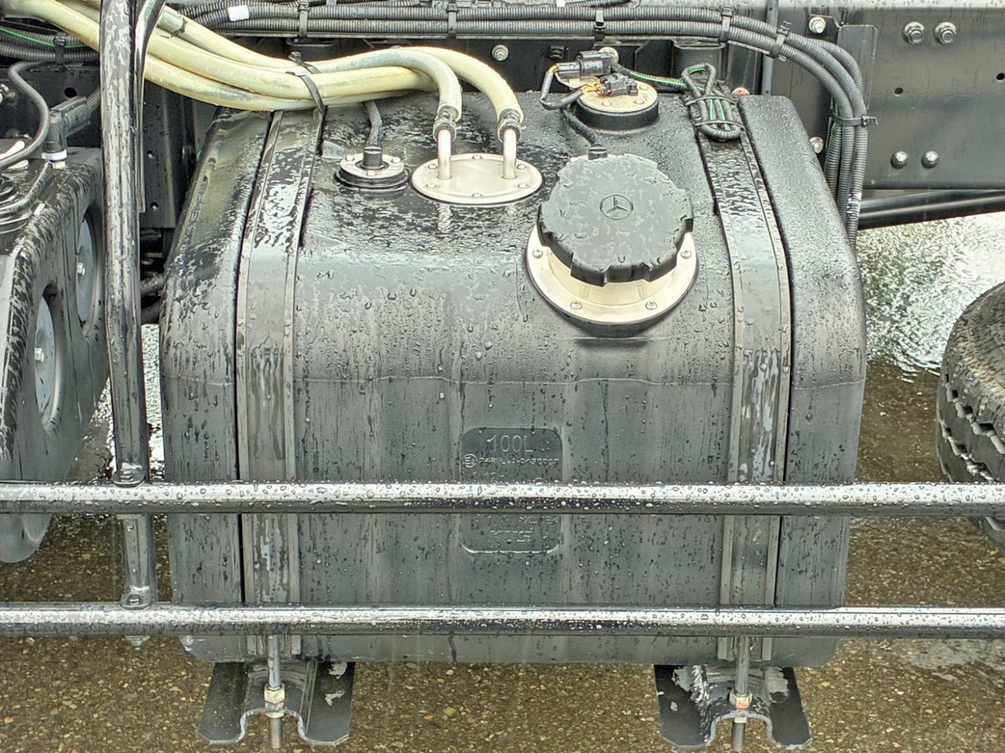 燃料タンクは100Lです。|三菱 ファイター 2KG-FK62F(2WD)の写真23