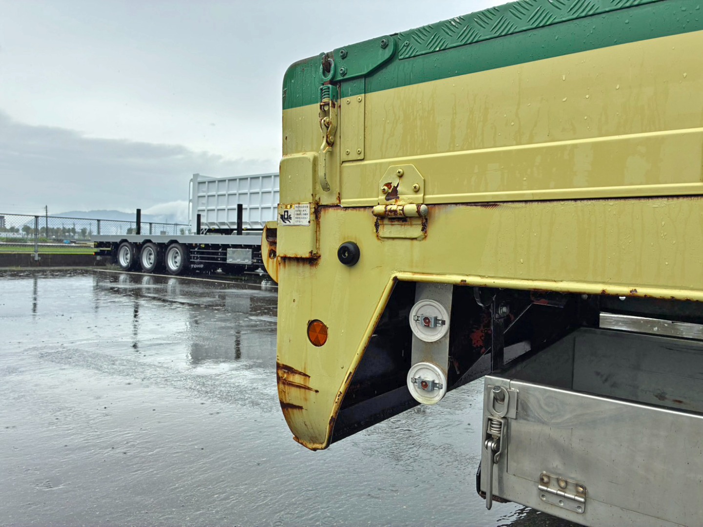 運転席側サイドレール後端に引きキズ・サビがあります。|三菱 ファイター TKG-FK61F(2WD)の写真30