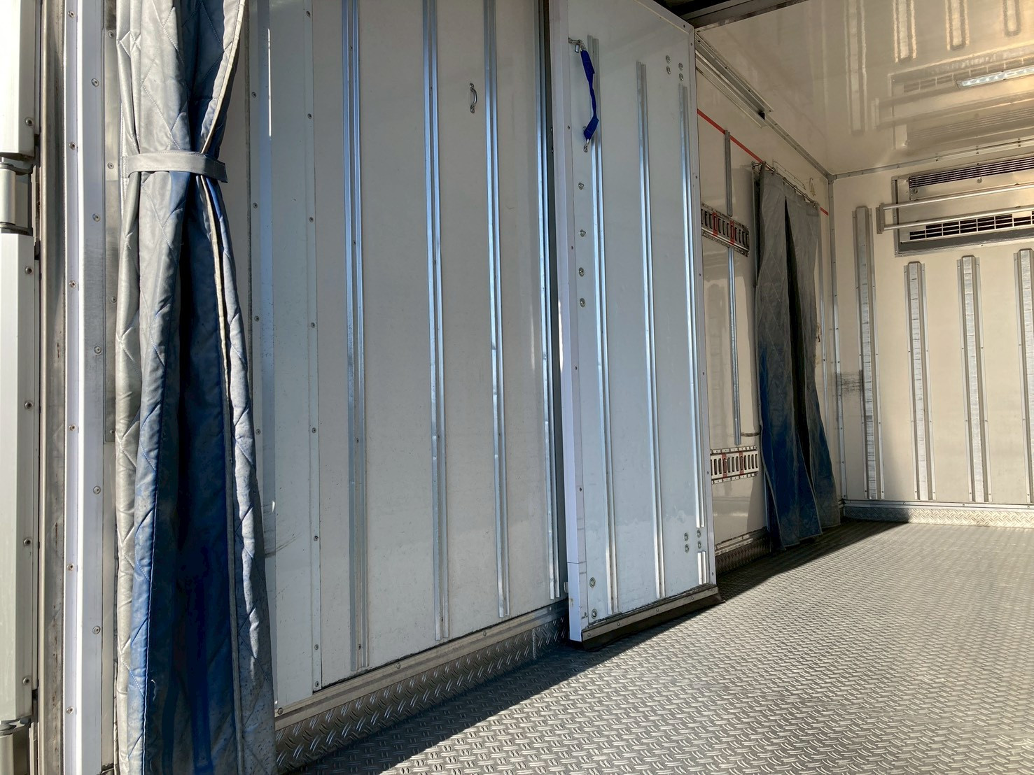 いすゞ エルフ 2RG-NPR88AN(2WD)の写真15