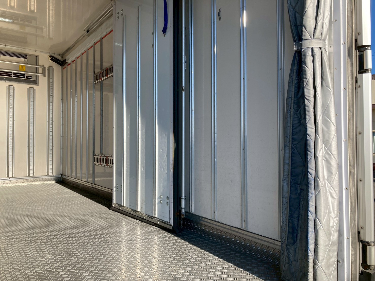 いすゞ エルフ 2RG-NPR88AN(2WD)の写真16